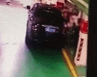 600�������ͣ�����ˣ�ά�޷�20��Ů������·�������ɣ�˭����?