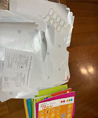 背书皮2小时腰都直不起来,现在孩子的书也太多了吧