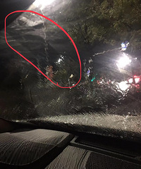 新车问题,博越X挡风玻璃有问题4s店说只能换件