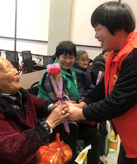 �����г���־Ը�߷������������˸�Ů�ڻ