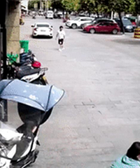 ����ͭ��һ�γ��������е���ײ���ˣ�һ�и���������