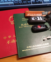 ��90����Ů����һ���ں��ݵ�С���