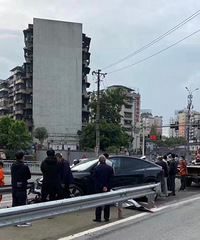 һ����˹��ײ����·�ϣ��ϳ�����˵ɲ���������ϲ���