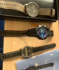 出售个人闲置物品;Prada包、手表、书柜、电脑桌。