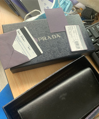 出售个人闲置物品;Prada包、手表、书柜、电脑桌。
