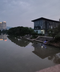 ҹ���˲��٣�Ϊɶ��һɫ����