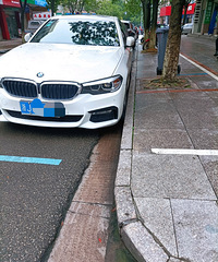 【汽车街拍】这么靠近马路牙子就不怕轮胎轮毂受损吗?