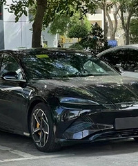 ���ǵϺ�ɫ�������ڱ���˧����