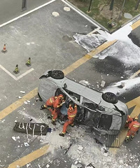 ε���������ܲ�¥�ڳ��׹�䣬����2���Գ�Ա����