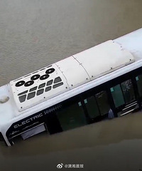 �Ϻ�һ����ʧ��׹�ӣ�Ŀ���ߣ����ײ���ˣ��������˱���