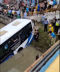 �Ϻ�һ����ʧ��׹�ӣ�Ŀ���ߣ����ײ���ˣ��������˱���