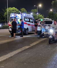 ����гǹ㳡�ſڳ������綯����һ��Ů�ĵ��ز���