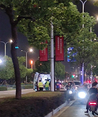 ����гǹ㳡�ſڳ������綯����һ��Ů�ĵ��ز���