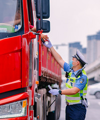 �賵������ͨΥ����Ϊ��˭������