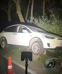 ��Ƽ���һ��˹��ײ��·�Ƹˣ�˾���ƺȾƺ������������Զ���ʻ