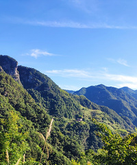 ̨�ݻ��������İ�ʯɽͷ�����ɽ��׳������