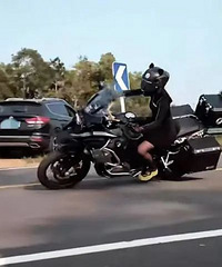 23������Ů���ֳ���ȥ����������ײ�ֳ����ң����򳵵����ֻ���