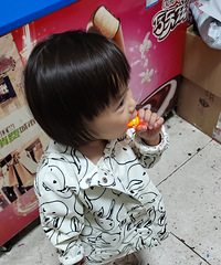 �޳Ե���Сѧ�Աߵ�С��ĵ����ǣ�һ��һ��Ǯ