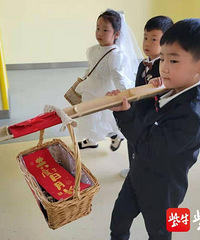 �׶�԰Ϊ�н�ʦ������������̤�����˸���ӭ�׳��ӡ�