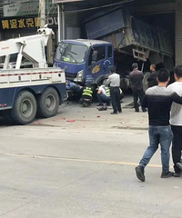 ��˹��ʧ�ؿ񱼣���ײ�೵��2��3�ˣ��෽���»�Ӧ