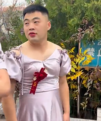 ���ﲻ�ܵ������ֳ���4��С�ﴩȹ�Ӷ��棬���ɽ���ʱ����������