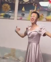 ���ﲻ�ܵ������ֳ���4��С�ﴩȹ�Ӷ��棬���ɽ���ʱ����������