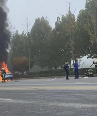 ����ĳƷ�Ƶ糵����·����ȼ�ˣ�����û�������Ա����