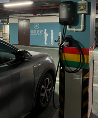 С�����⳵λ�Ϻö���׮�����ǵ���࣬С����׮��ÿ�