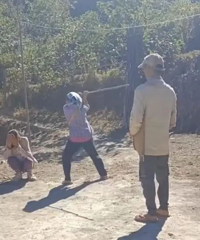 ��Ů�ӱ����˳ֹ�Ź�򡱣�������ˣ�