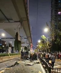 �������Ϻ�һС������ϱ��߼ܵ���������