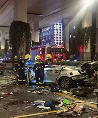 �������Ϻ�һС������ϱ��߼ܵ���������