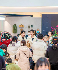 2022÷����˹-���۶���A���γ���GLA SUV�ȵ�չʾ̨��վԲ����Ļ