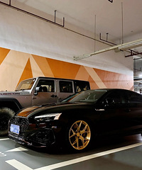 ���������ġ�ɫ�ʵľ�ͷ�Ǻ�ɫ