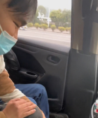 ŮѧԱ�����ε�����ǰ��ͬ��ѧԱ�������������ſռ俰����˹��˹