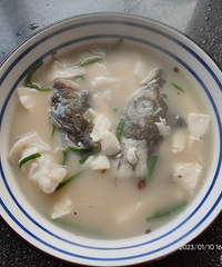 【今天吃什么】鱼头豆腐汤