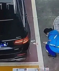 ���������ͽ�Ǯ�ӵ��ϣ�ŮԱ���������֪���˷���