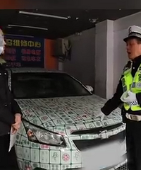 男子图新潮将车身印满麻将,交警:法律有规定,罚款200元