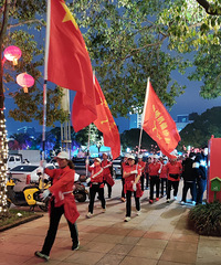 虽然没有鸽子了,市民广场晚上依然那么热闹