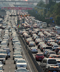 ǰ������������󳵲�������ײ��ȥ����˭�е����Σ�