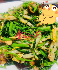 【今天吃什么】花草炒年糕,又到了吃花草的时候了