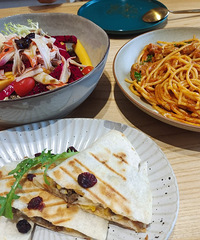 �����ʳ��Թ��ܶ���ˣ�ÿ���˶�������