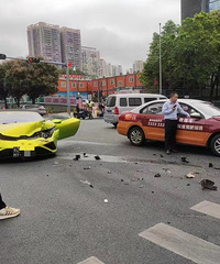 ŮѧԱ������·��·��ײ����ţ�������˶���Ĭ��...