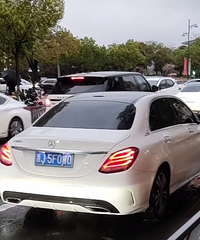 下雨天被无良司机溅了一身污水,能报警处理吗?