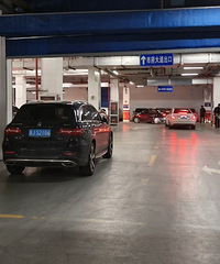 和合公园地下车库奇葩停车