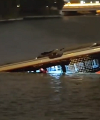 上海一公交车坠河,警方深夜通报