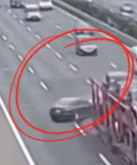 30��µϸ���׹�䣬����100������������ײ����������ʻԱ��Ӧ