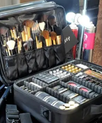 ������飬Ů������һ���и�ױ���Ҳ�ͬ��͸�������