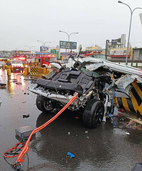 ̨ý��̨�з������س�������˹����ײ���������������壬��������