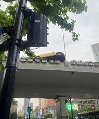 �ڻ��߼���������������ײ һ���������ϸ߼ܻ�ǽ��Щ׹��