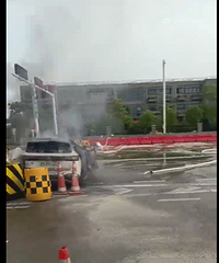 �·����ݣ�С�γ�ײ���շ�վ��𣬳���4�˱��������